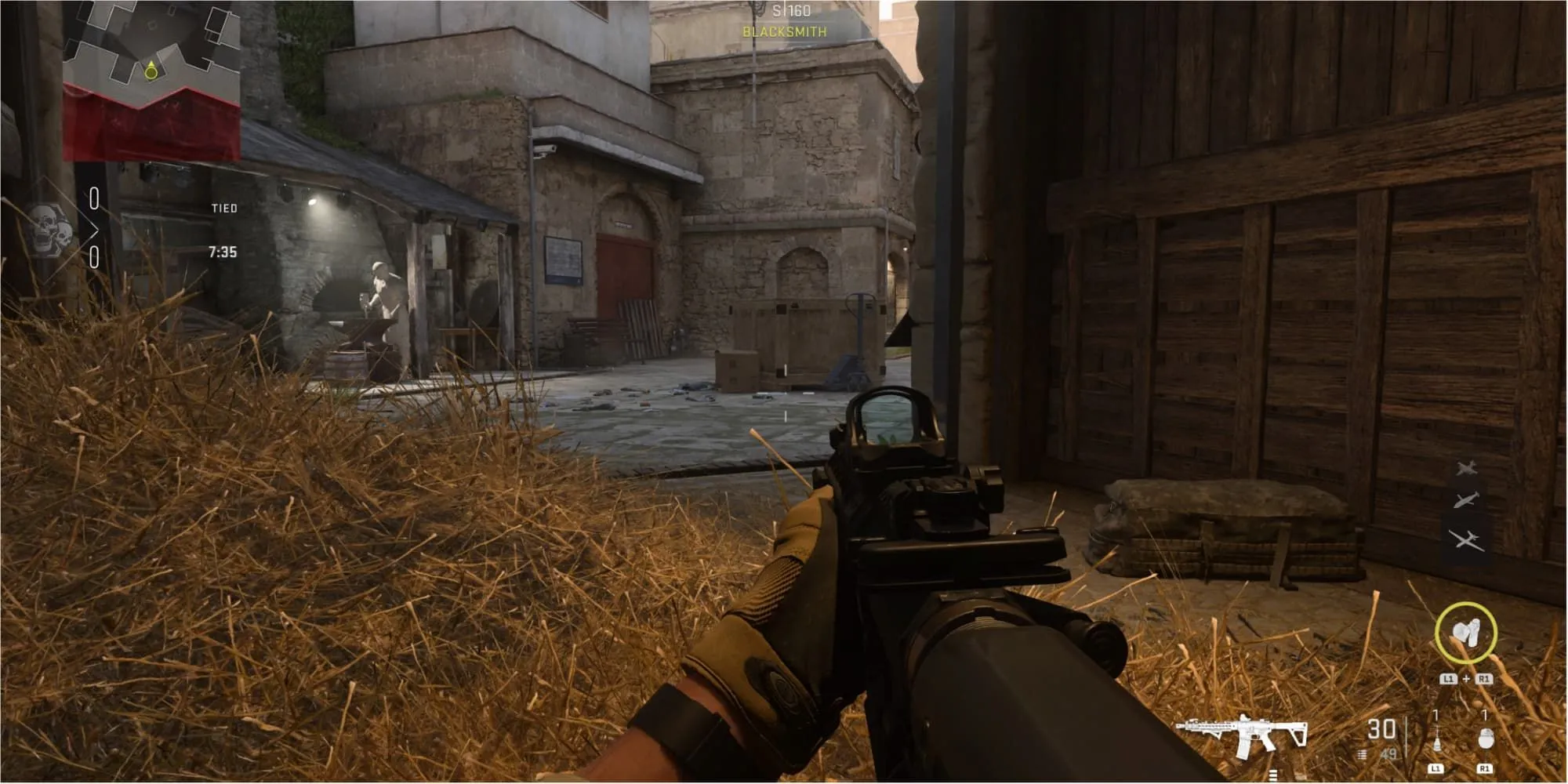 Một game thủ &quot;cắm trại&quot; (camping) ẩn nấp trong khu vực chuồng ngựa tại pháo đài Al Bagra trong Call of Duty: Modern Warfare 2.