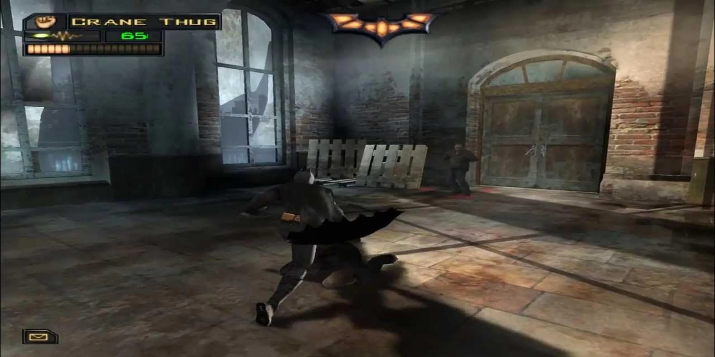 Người Dơi đối mặt với tên côn đồ trong Batman Begins