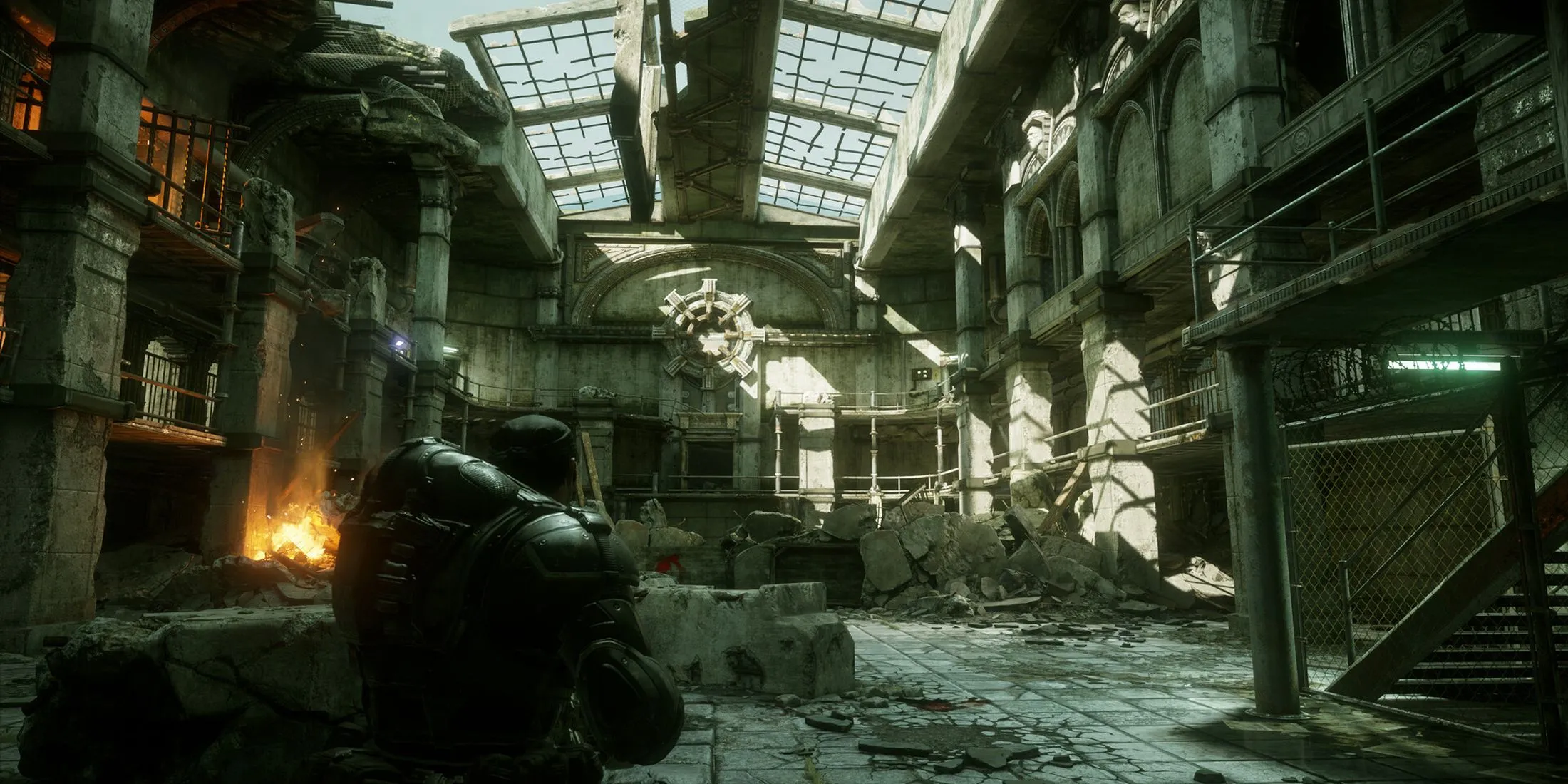 Nhân vật chính Marcus Fenix trong bộ giáp quen thuộc, sẵn sàng chiến đấu trong Gears of War Reloaded.