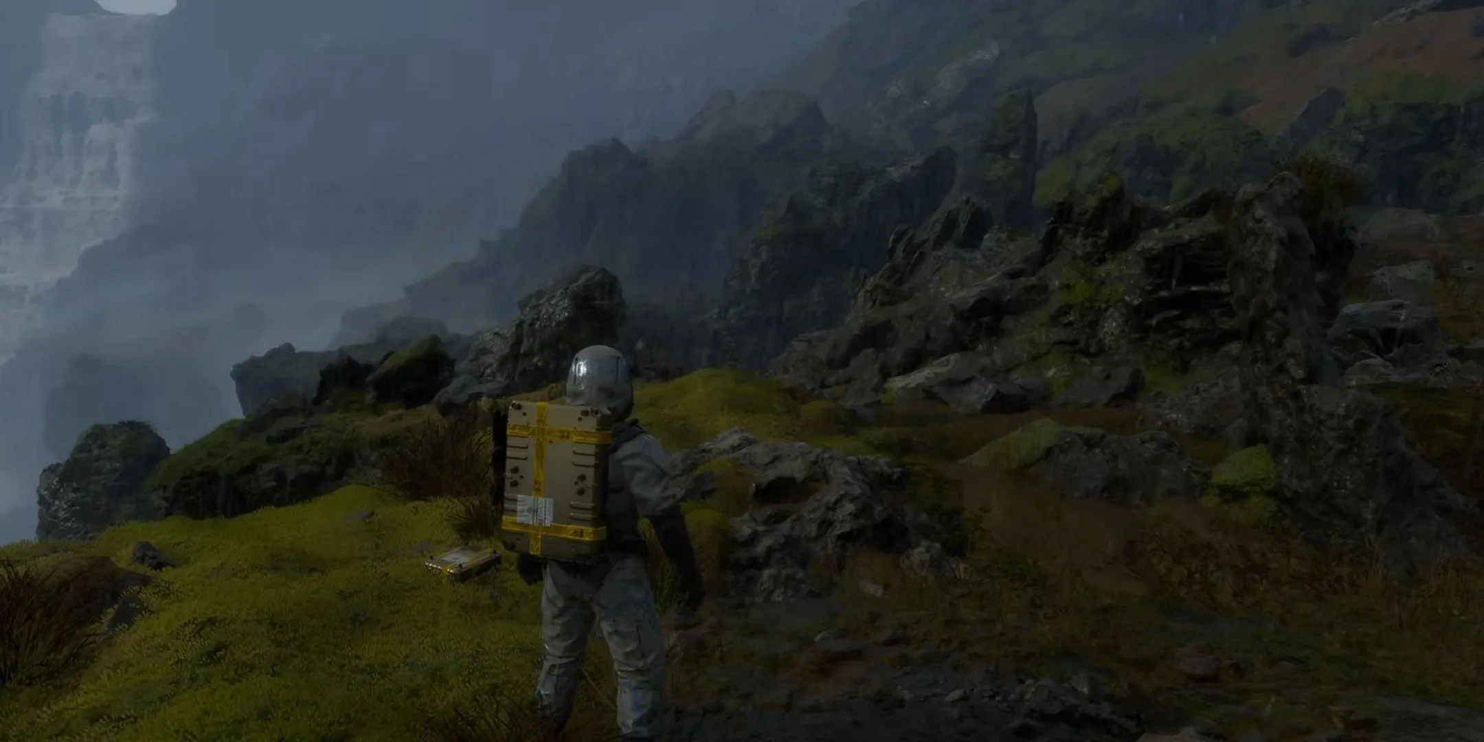 Sam Porter Bridges đi bộ vượt địa hình hiểm trở trong Death Stranding