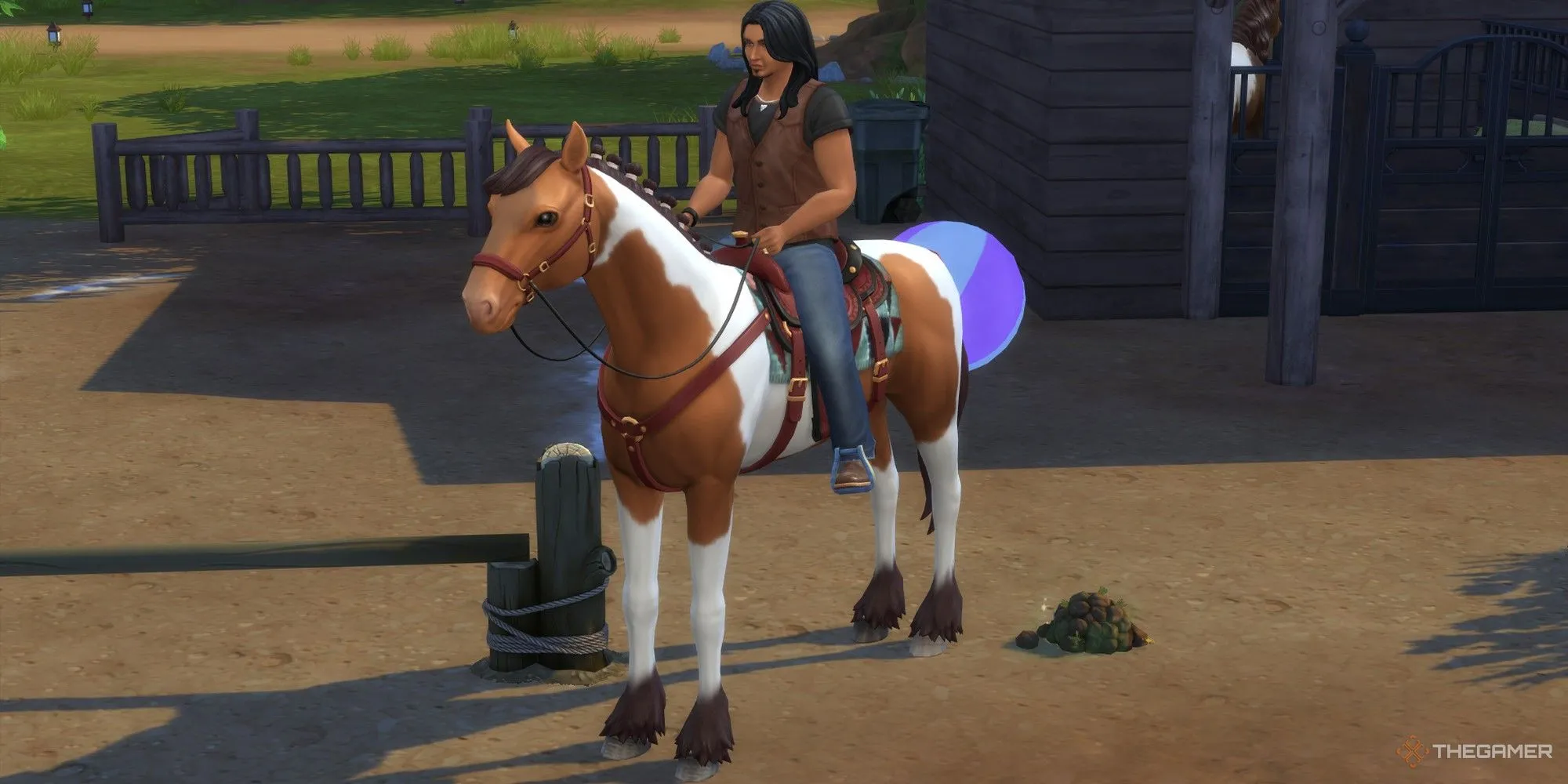 Sim cưỡi ngựa cạnh phân chuồng ở Umber Grove trong The Sims 4 Horse Ranch.