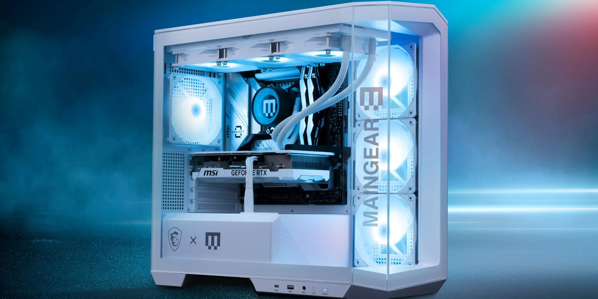 Thiết kế mặt bên độc đáo với logo Hardcore Gamer trên máy tính MAINGEAR MG-1 Platinum, thể hiện khả năng tùy biến và quản lý cáp ấn tượng.