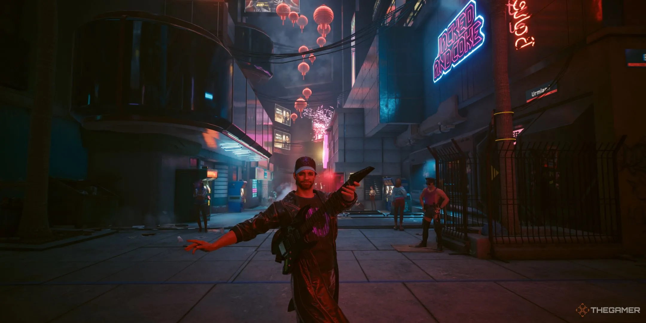 V tạo dáng với guitar trong một con hẻm của Night City trong Cyberpunk 2077, thể hiện không khí neon và nhộn nhịp về đêm của thành phố.