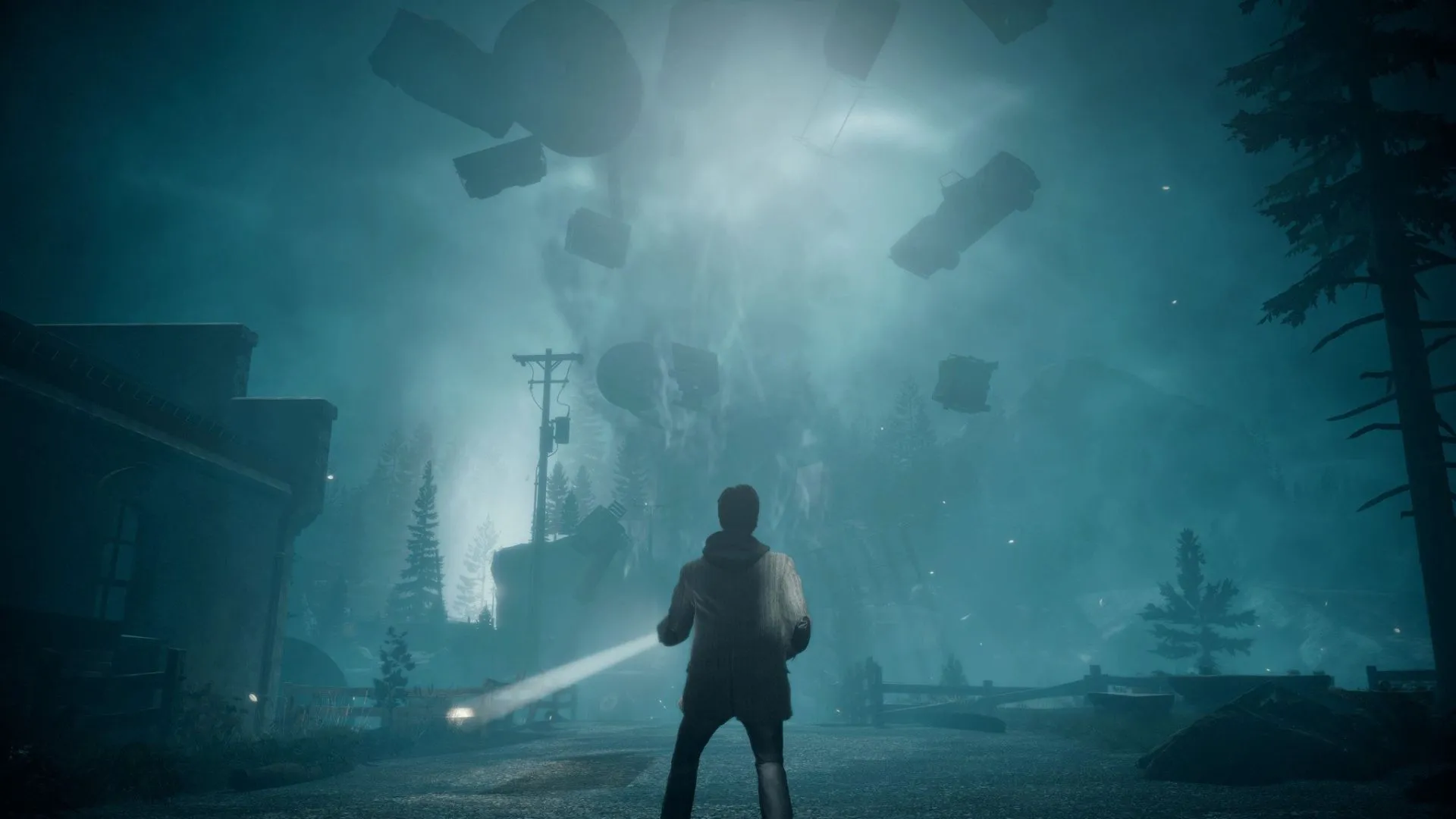 Alan Wake cầm đèn pin và súng, đối mặt với kẻ thù trong khu rừng tối tăm, ánh sáng đèn pin xuyên qua màn đêm