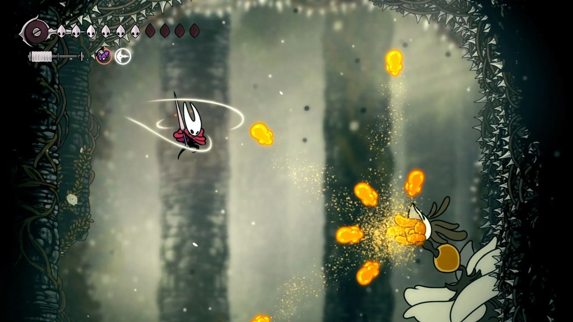 Boss Nyleth trong Hollow Knight Silksong đang thực hiện đòn Pollen Projectiles, phun ra những đốm phấn vàng bay khắp màn hình