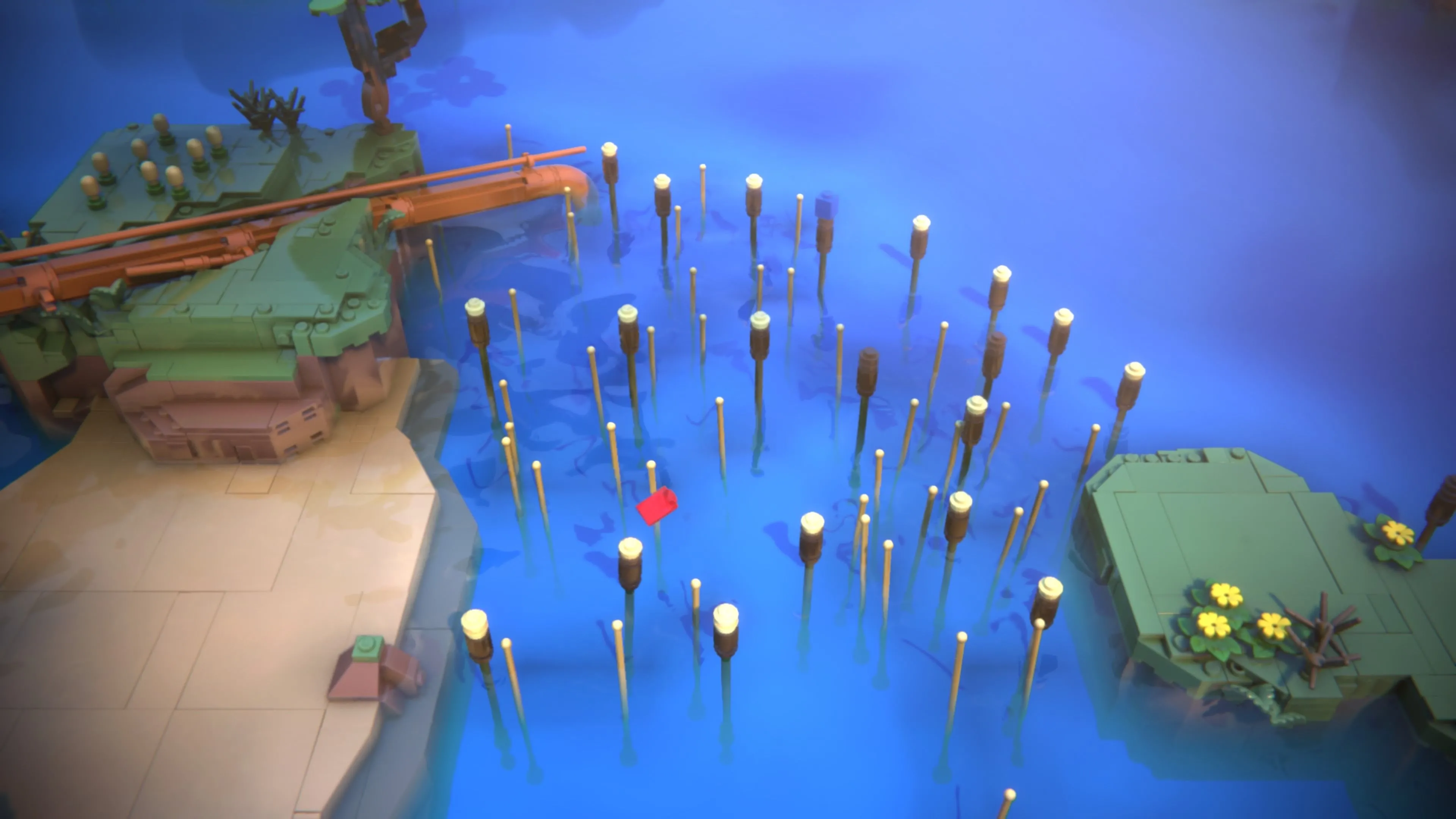 Hai khối LEGO nhân vật đang nằm trên một bờ biển cát trắng, cạnh một con thuyền nhỏ, tạo nên một khung cảnh bình yên và thư thái.