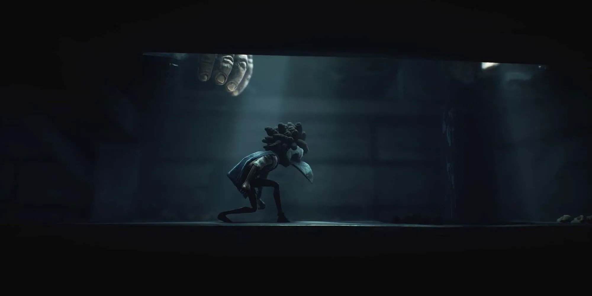 Hai nhân vật Low và Alone trốn khỏi quái vật khổng lồ trong Little Nightmares III