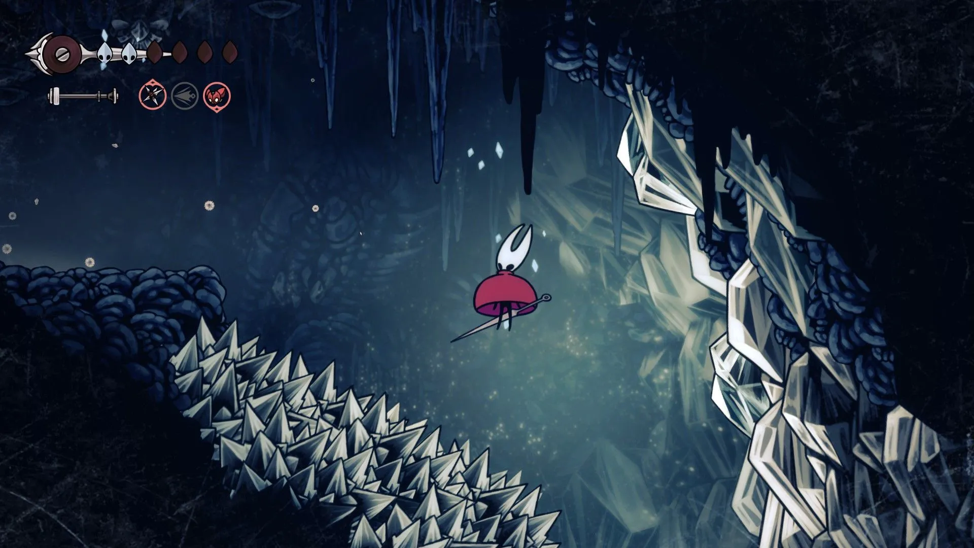 Hornet rơi xuyên qua gai nhọn trên đỉnh Fay Mountain, minh họa độ khó thử thách của Hollow Knight Silksong.