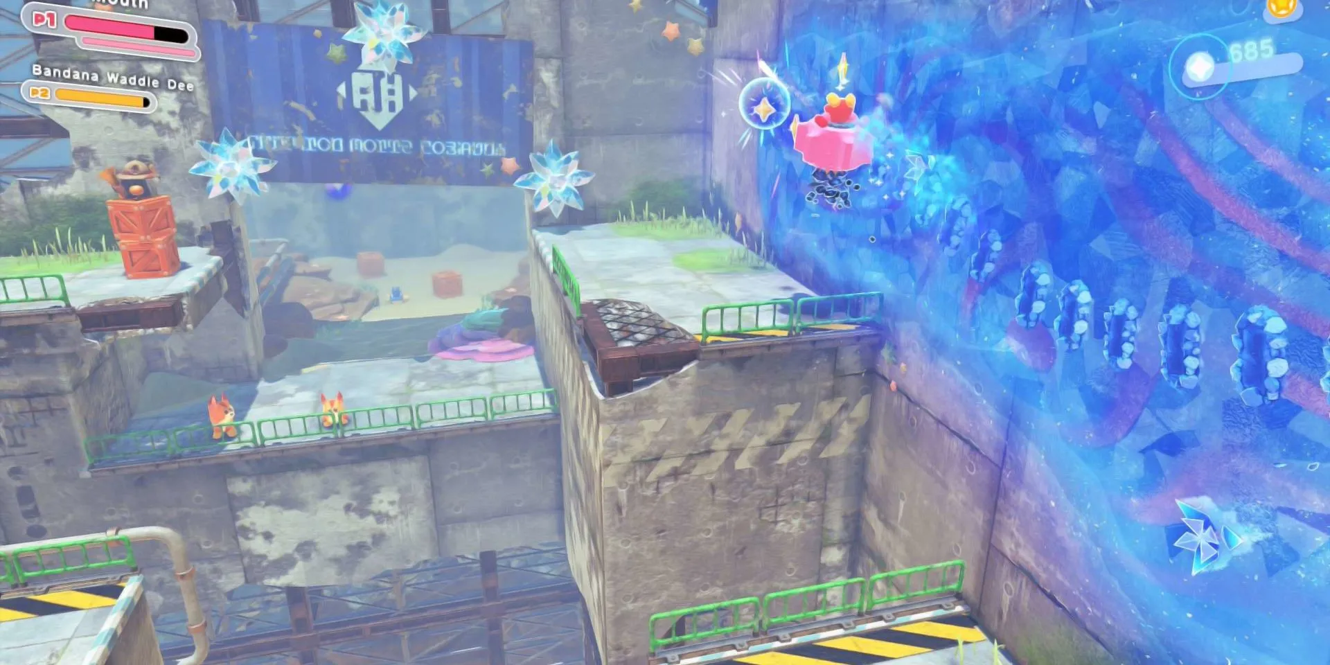 Kirby trong Mouthful Mode &quot;Gear Form&quot; đang di chuyển qua một khu vực cơ khí phức tạp trong Kirby: Star-Crossed World, thể hiện cơ chế gameplay sáng tạo của DLC.