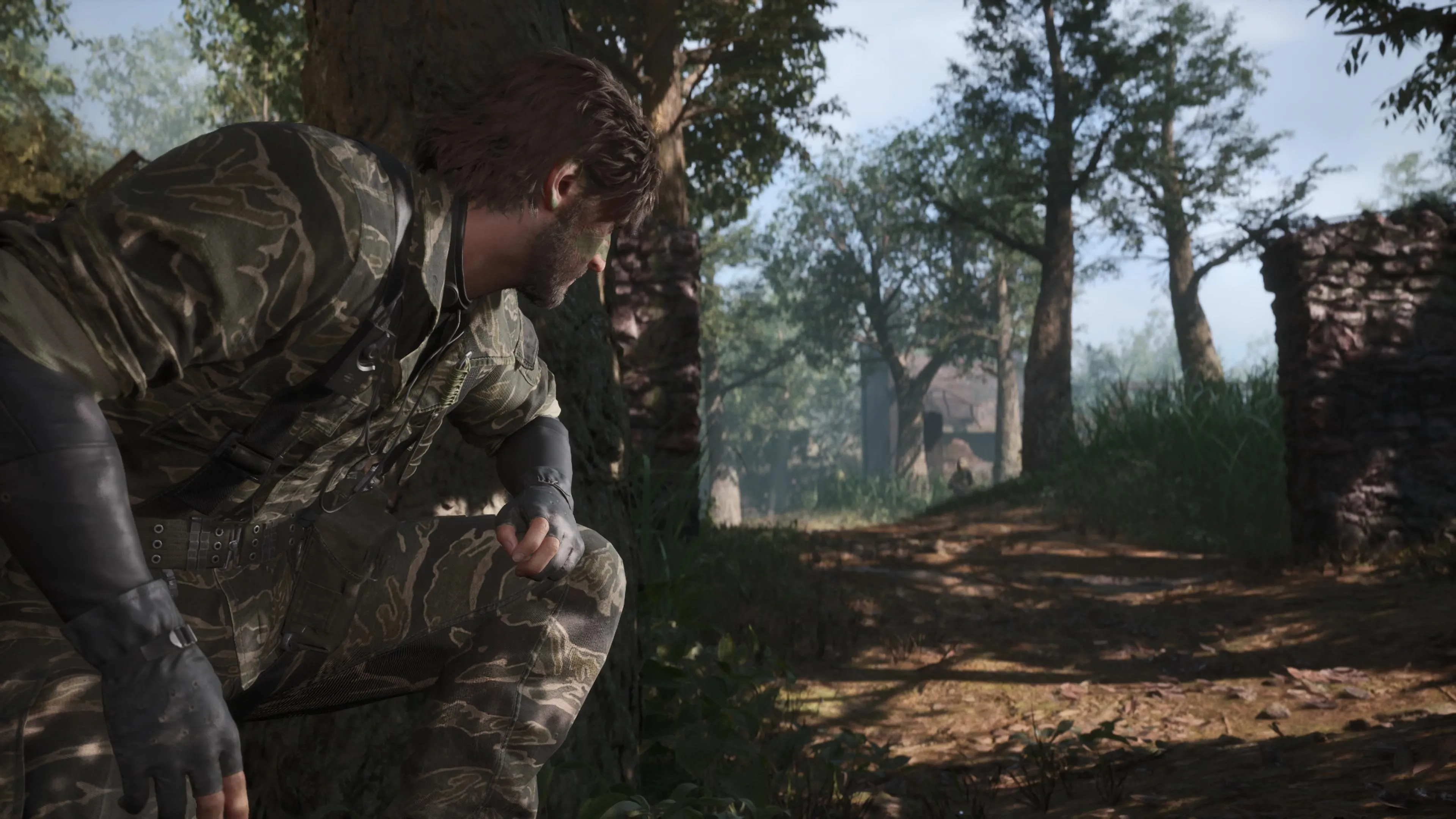 Lối di chuyển bò trườn được cải tiến của Snake trong Metal Gear Solid Delta, len lỏi qua khu rừng Tselinoyarsk