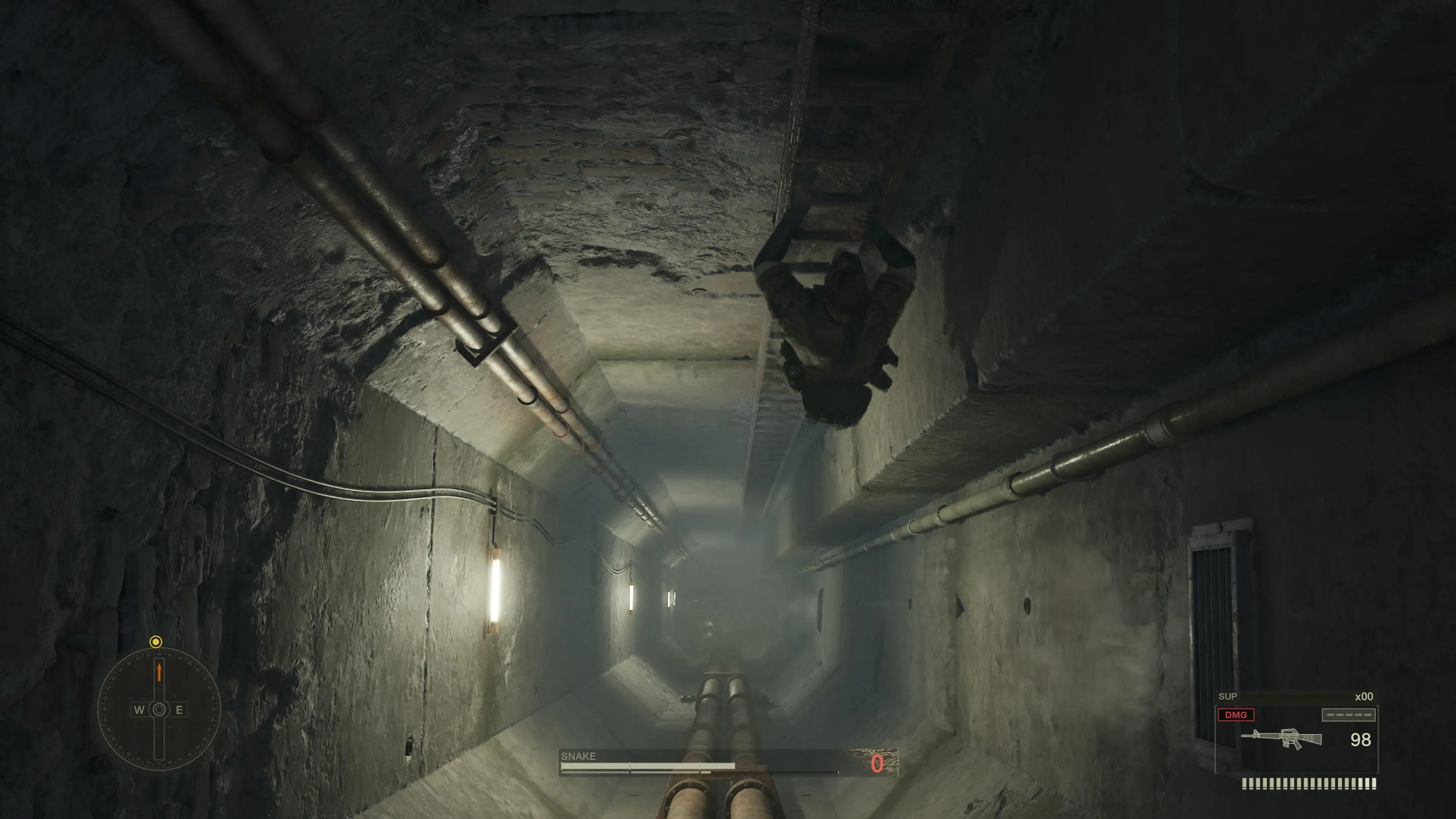 Naked Snake ẩn mình trong rừng sâu của Metal Gear Solid Delta: Snake Eater, thể hiện lối chơi lén lút