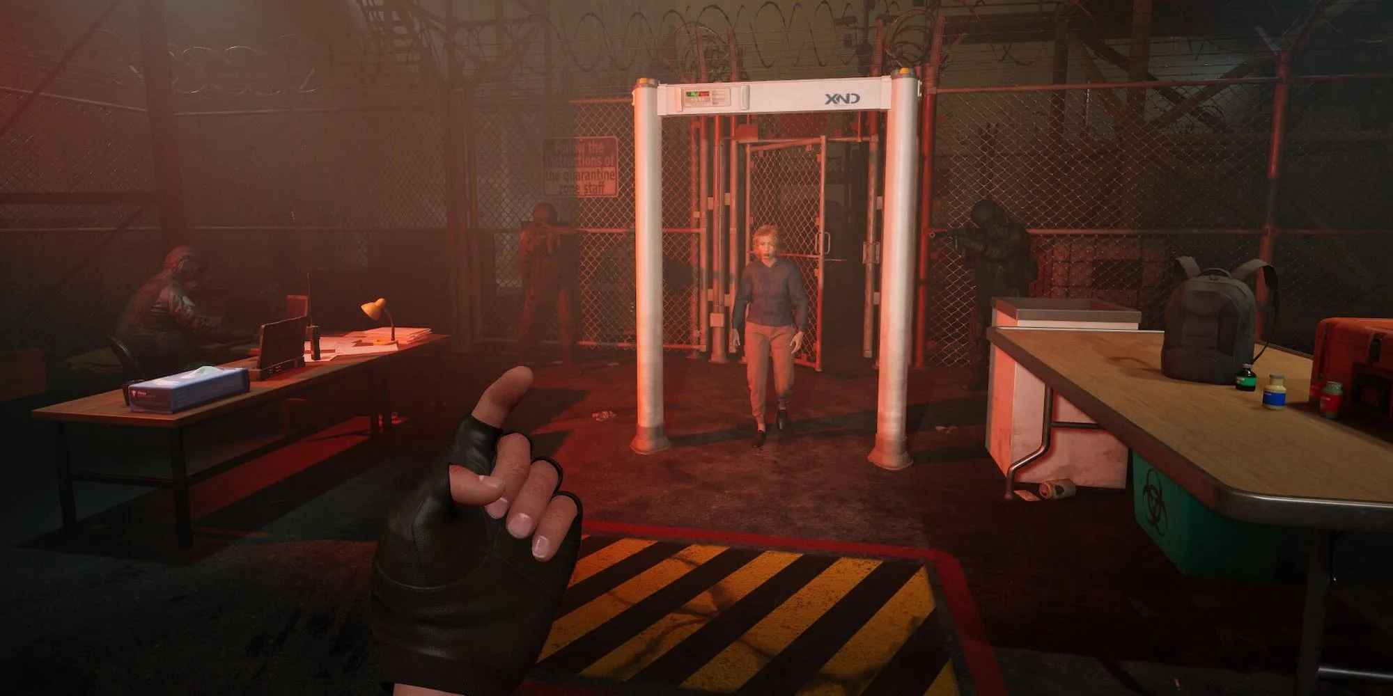 Người lính kiểm tra một người sống sót ở chốt kiểm dịch trong Quarantine Zone The Last Check