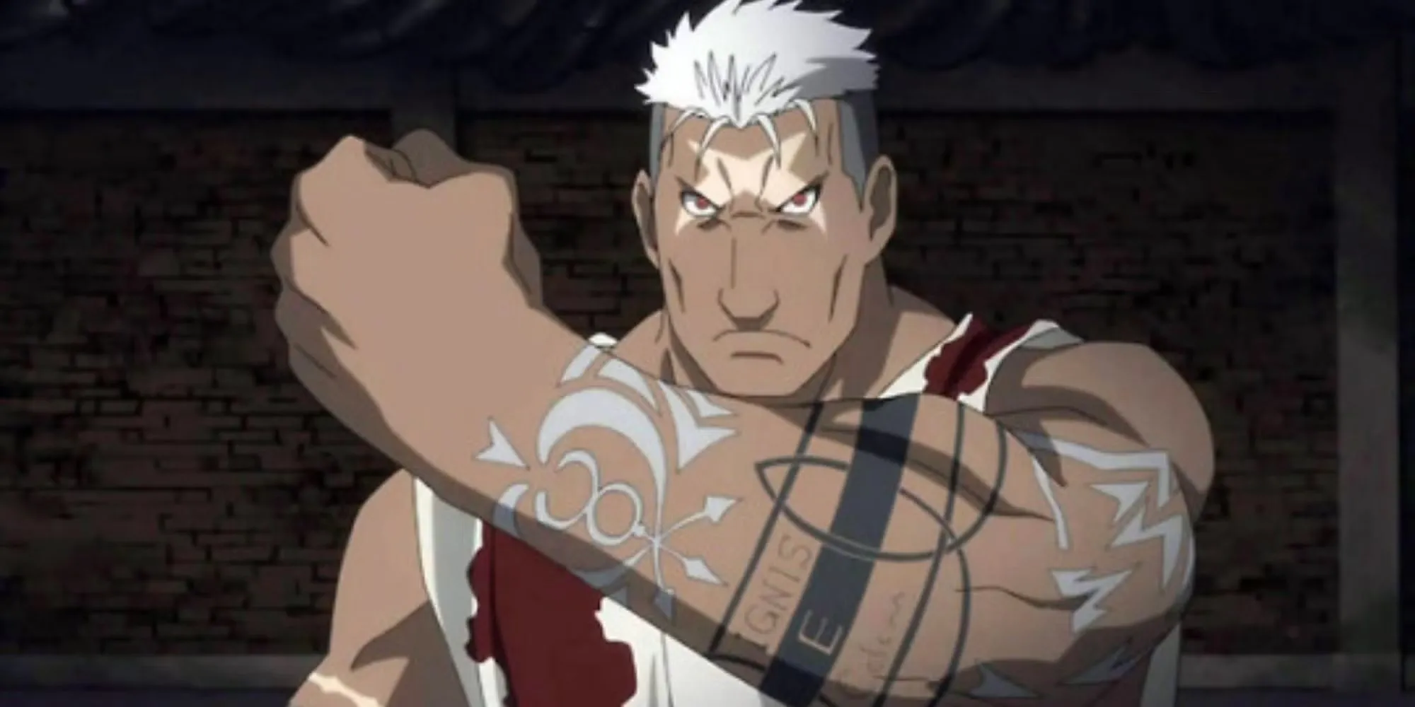Scar trong những tập đầu của Fullmetal Alchemist, truy sát các giả kim thuật sư nhà nước để trả thù