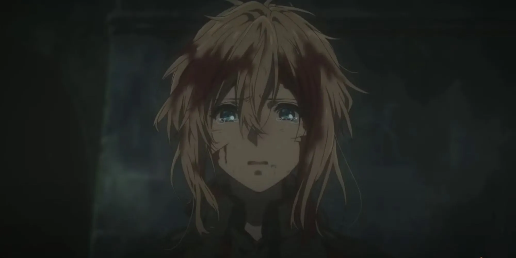 Violet Evergarden với trang phục Auto Memory Doll, khuôn mặt vô cảm nhưng ẩn chứa khao khát được thấu hiểu cảm xúc